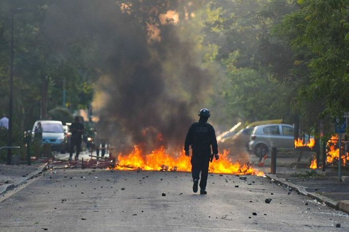 Mladík přišel o život v úterý ráno poté, co ho policie zastavila při řízení vozu. Když odmítl uposlechnout výzvu a znovu se rozjel, jeden z policistů po něm vystřelil.