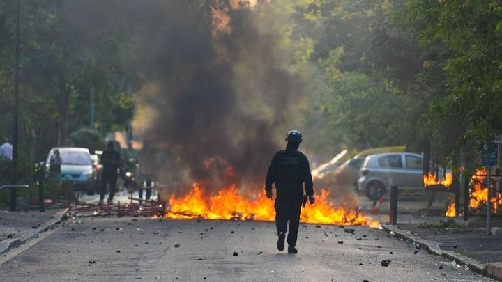 Policie zastřelila u Paříže vzpurného řidiče. Protestující zažehli násilné nepokoje