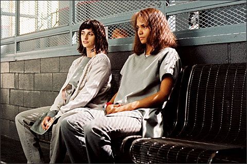 Halle Berry a Penelopé Cruz ve filmu Gothika