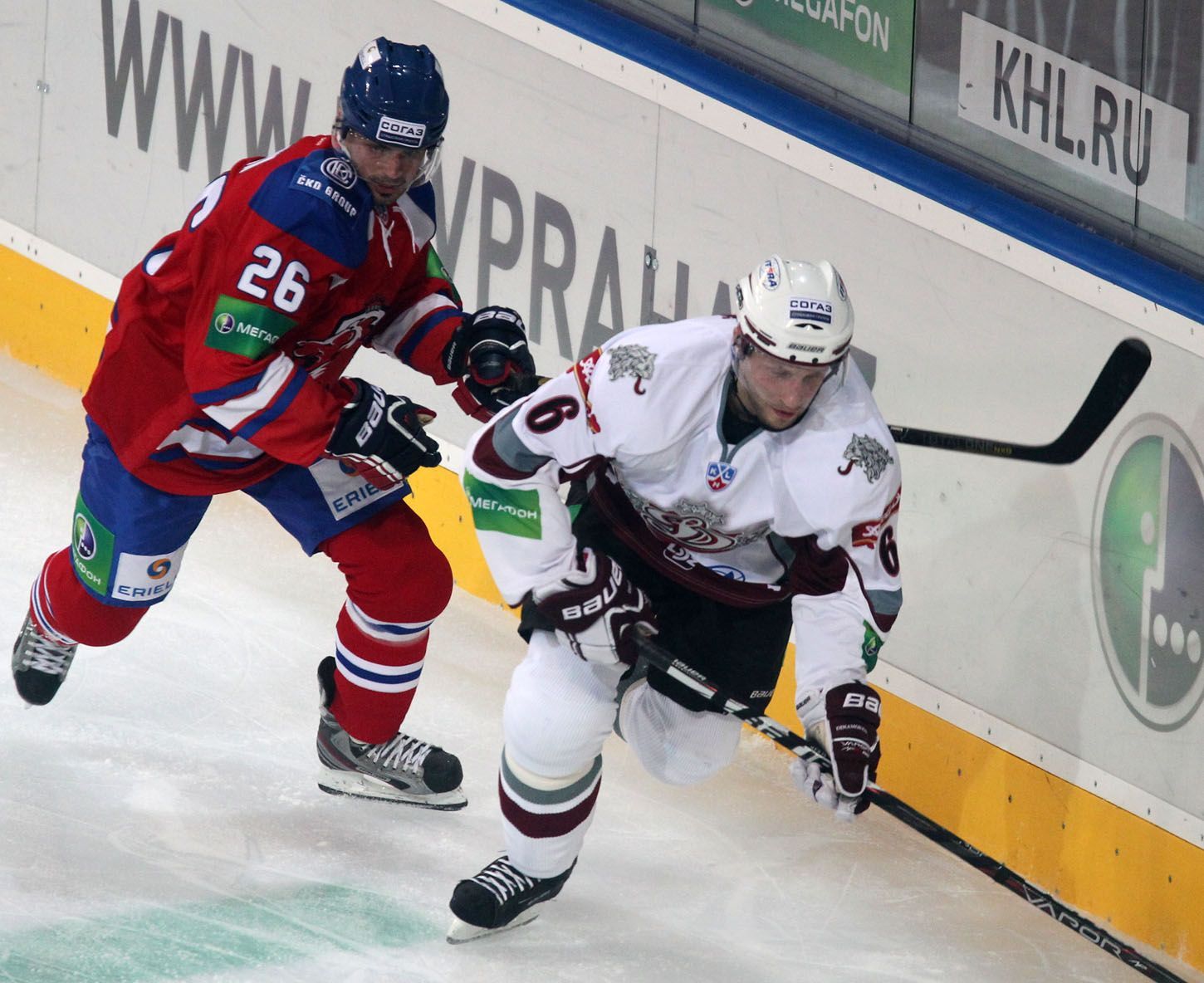 Hokejista Michal Řepík hlídá Arvidse Rekise v utkání KHL 2012/13 mezi Lvem Praha s Dinamem Riga.
