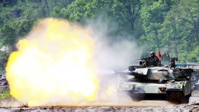 Jihokorejský tank při vojenském cvičení.