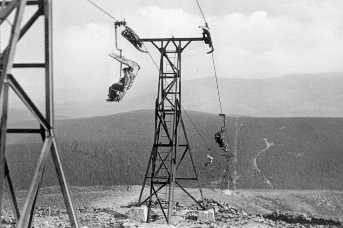 Dobové snímky z historie lanové dráha z Peci pod Sněžkou na Sněžku. Nedatovaný snímek.