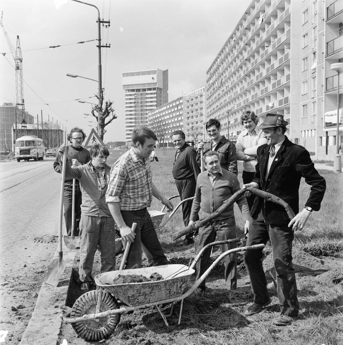 Budování a organizované "zkrášlování" panelového sídliště v Olomouci, 1975