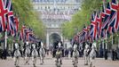 Mounted policemen patrol along The Mall as Britain's Queen Elizabeth attends a Diamond Jubilee service at St Paul's Cathedral in central London June 5, 2012. Queen Elizabeth began the fourth and final day of her Diamond Jubilee celebrations on Tuesday with an appearance at the thanksgiving service in St. Paul's Cathedral ahead of a horse-drawn procession and a wave from Buckingham Palace. REUTERS/Cathal McNaughton (BRITAIN - Tags: ANNIVERSARY SOCIETY ROYALS ENTERTAINMENT) Published: Čer. 5, 2012, 1:18 odp.