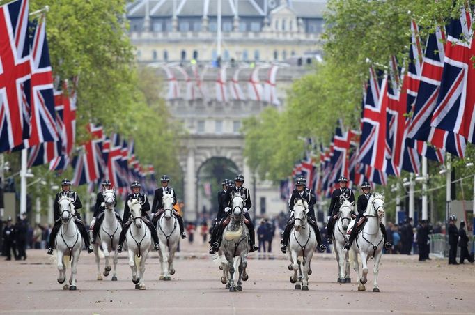 Mounted policemen patrol along The Mall as Britain's Queen Elizabeth attends a Diamond Jubilee service at St Paul's Cathedral in central London June 5, 2012. Queen Elizabeth began the fourth and final day of her Diamond Jubilee celebrations on Tuesday with an appearance at the thanksgiving service in St. Paul's Cathedral ahead of a horse-drawn procession and a wave from Buckingham Palace. REUTERS/Cathal McNaughton (BRITAIN - Tags: ANNIVERSARY SOCIETY ROYALS ENTERTAINMENT) Published: Čer. 5, 2012, 1:18 odp.