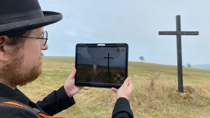 Aplikace pomocí rozšířené reality nebo 360° videosféry pomáhá pěším oživit dávno zaniklá místa v sudetské krajině.  Program nabízí několik desítek interaktivních vizualizací.