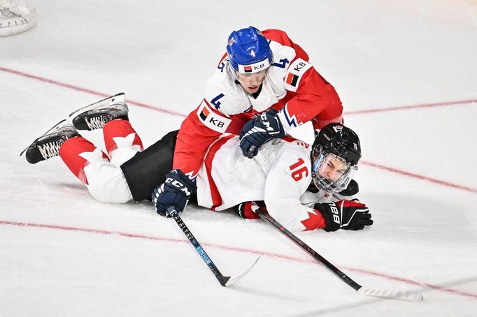 Jiří Ticháček v souboji s Connorem Bedardem ve finále juniorského MS 2023.