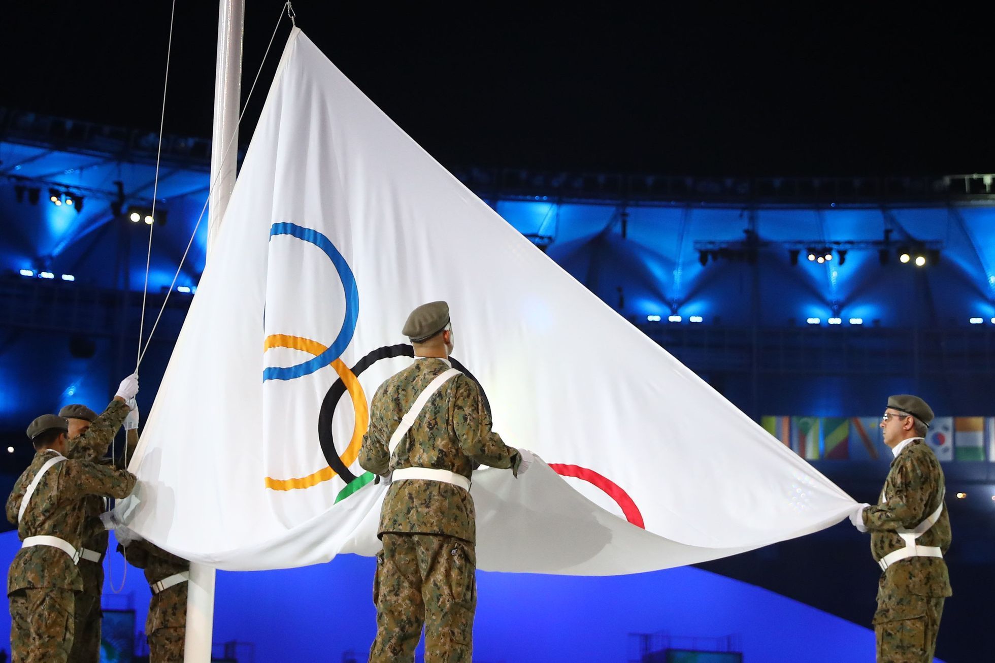 OH 2016, slavnostní zahájení: olympijská vlajka