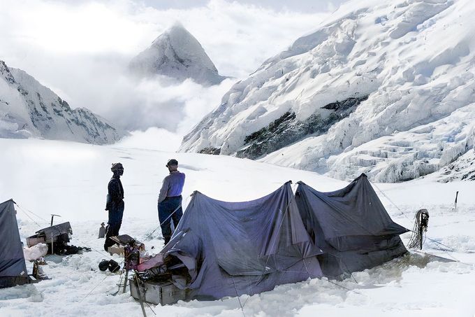 Edmund Hillary a šerpa Tenzing Norgay v táboře V během expedice výstupu na Mount Everest. 29. 5. 1953. Kolorovaná fotografie