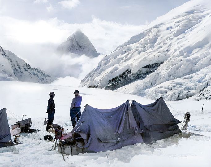 Edmund Hillary a šerpa Tenzing Norgay v táboře V během expedice výstupu na Mount Everest. 29. 5. 1953. Kolorovaná fotografie