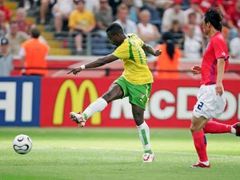 Fotbalista Toga Mohamed Kader Coubadja střílí vedoucí gól proti Koreji.