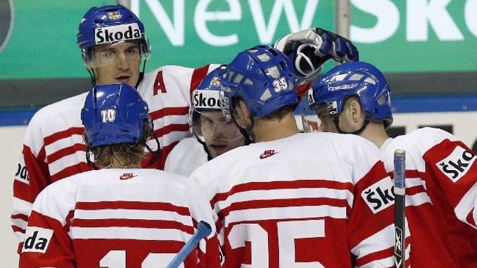 Čeští hokejisté se radují z gólu Jaroslava Hlinky (uprostřed) do italské sítě.