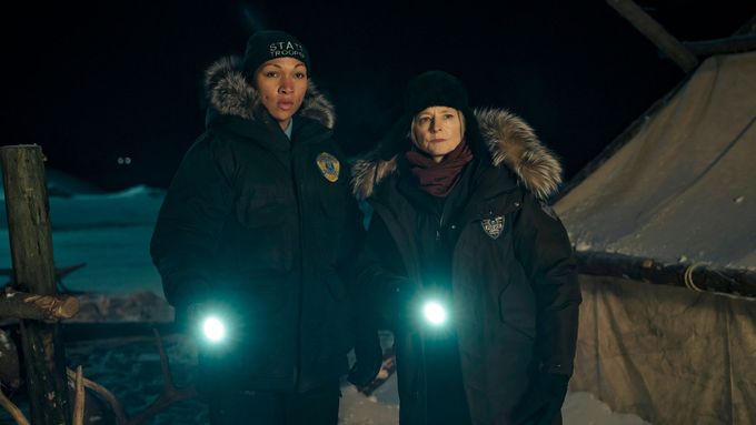 V nové řadě Temného případu polární temnotu jen tu a tam prořízne proud světla. Na snímku jsou Kali Reis jako Evangeline Navarro a Jodie Foster v roli Liz Danvers.