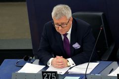 Europoslanci odvolali svého místopředsedu, kolegyni přirovnal k nacistické udavačce