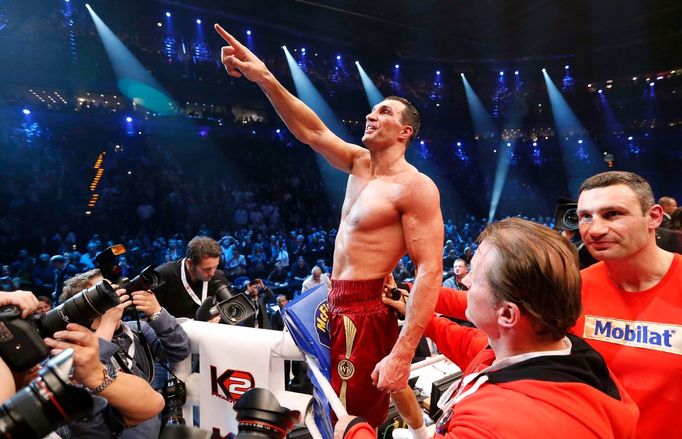 Ukrajinský boxer Vladimir Kličko během vítězného zápasu s Polákem Mariuszem Wachem o mistra těžké váhy.