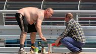 Nad hlavami hostů slavnostního otevření ještě celý den tři muži natírali zábradlí na parkovišti systému P+R.