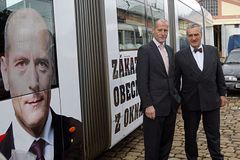 TOP 09 zahájila kampaň. S Tůmou a knížetem v tramvaji