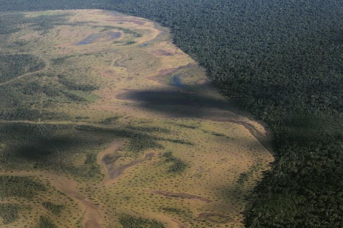 An aerial view of a portion of the Xingu National Park that is deforested from agriculture and logging is seen in Mato Grosso State, May 9, 2012. In August the Yawalapiti tribe will hold the Quarup, which is a ritual held over several days to honour in death a person of great importance to them. This year the Quarup will be honouring two people - a Yawalapiti Indian who they consider a great leader, and Darcy Ribeiro, a well-known author, anthropologist and politician known for focusing on the relationship between native peoples and education in Brazil. Picture taken May 9, 2012. REUTERS/Ueslei Marcelino (BRAZIL - Tags: SOCIETY ENVIRONMENT) ATTENTION EDITORS - PICTURE 27 OF 28 FOR PACKAGE 'LIFE WITH THE YAWALAPITI TRIBE' Published: Kvě. 15, 2012, 5:12 odp.