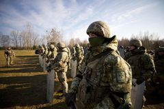 Putinův tlak na Západ. K hranicím s Ukrajinou přesunul vojsko, NATO protestuje