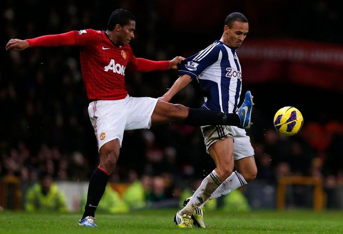 Útočník Antonio Valencia (vlevo) se snaží prosadit přes Petera Odemwingieho z West Bromwiche.