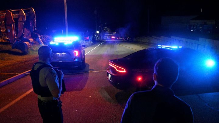 Střelecký instruktor v Maine zabil nejméně 16 lidí. Policii uniká v odlehlé oblasti