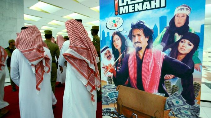 Plakáty k novému saúdskoarabskému filmu Menahi, který se promítá v kulturním centru krále Fahda.