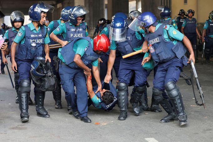 Protesty v Bangladéši požadující rezignaci premiérky šajch Hasíny Vadžídové.