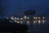 Křižovatka v Ostravě - Nové Vsi patří ve městě k nejvytíženějším dopravním uzlům. Kolem 7:15 je tu ještě tma téměř jako v noci