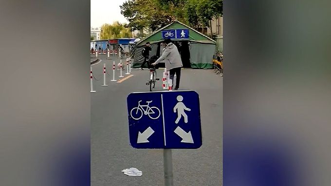 Video: Cyklista pochopil značku až příliš doslovně. Baví se lidé po celém světě.