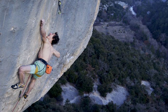 Adam Ondra leze ve Francii (Super Crackinette) 9a+