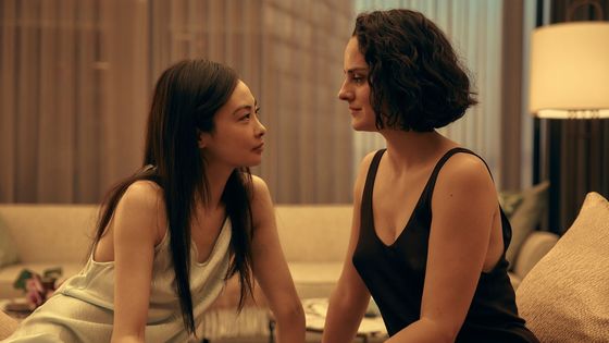Bezdějový snímek prakticky neopouští hotel. Na fotografii jsou Chacha Huang v roli Zeldy a Noémie Merlant jako Emmanuelle.