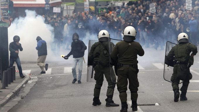 V centru Athén se policie opakovaně střetla s demonstranty