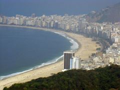 Seznam nejkrásnějších světových městských pláží by nebyl úplný bez pláže Copacabana. Pláž je 4 kilometry dlouhá a nachází se v jižní části města Rio de Janeiro. Milovníci pláží zde naleznou vše, co k plážím neodmyslitelně patří.