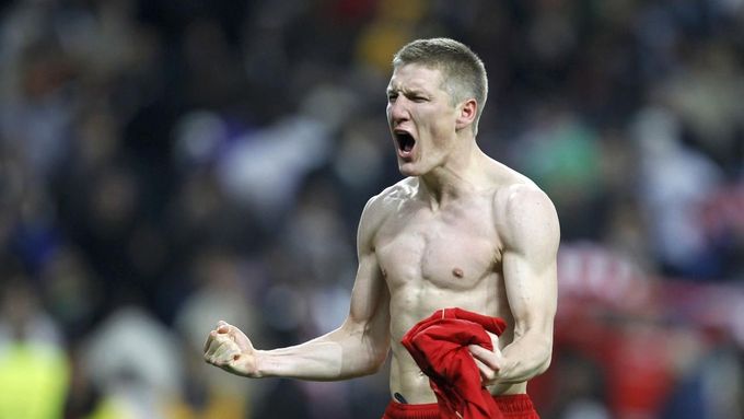 Bastian Schweinsteiger se raduje poté, co proměnil rozhodující penaltu