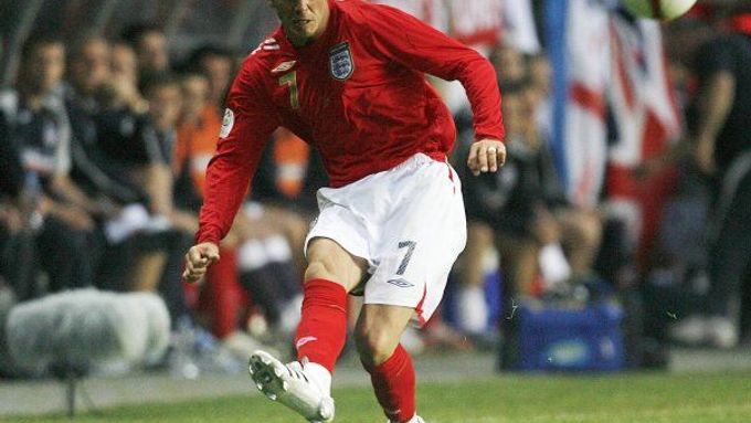 David Beckham přihrává Peteru Crouchovi na druhý gól Anglie.