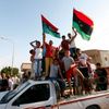 Libye - děti oslavují dobytí Kaddáfího Báb-al-Azízíje