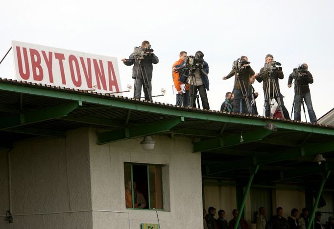 Takový zájem médií mutěnický stadion často nezažije. Kameramani televizních štábů na střeše tribuny.