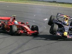 Austrálie - Na úvod sezony Felipe Massa s Ferrari (vlevo) naráží do Red Bullu Davida Coultharda. Massa nedojel.