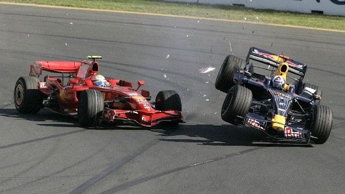 V Melbourne Massa nejdříve sestřelil Coultharda a později musel skončit kvůli závadě, v Malajsii skončil mimo trať.