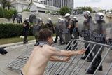 Demonstrace v Athénách i jinde doprovázejí čtyřiadvacetihodinovou generální stávku vyhlášenou rovněž na protest proti vládnímu plánu.