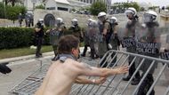 Demonstrace v Athénách i jinde doprovázejí čtyřiadvacetihodinovou generální stávku vyhlášenou rovněž na protest proti vládnímu plánu.