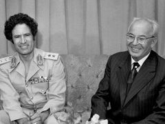 Libyjci chtějí svrhnout diktátora Muamma Kaddáfího. Na snímku s Gustávem Husákem. 