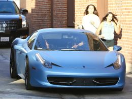 Další Ferrari už si Justin Bieber nekoupí. Popový idol se dostal na černou listinu