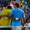 Švýcarský tenista Roger Federer utěšuje poraženého Španěla Fernanda Verdasca ve 3. kole US Open 2012.