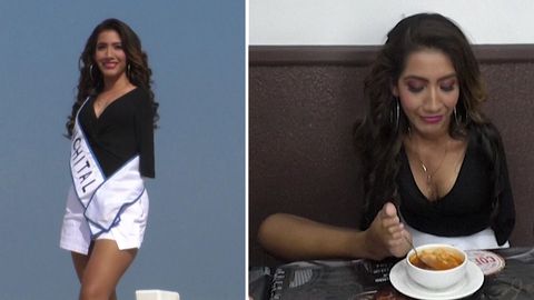 Modelka bez rukou chce vyhrát Miss Mexiko. Nohama jí i ovládá mobil