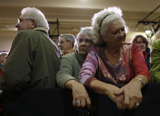 Supporters wait to hear former U.S. President Bill Clinton speak at the University of Wisconsin Waukesha as he campaigns for the Democratic Party in Waukesha November 1, 2012. REUTERS/Darren Hauck (UNITED STATES - Tags: POLITICS ELECTIONS USA PRESIDENTIAL ELECTION) Published: Lis. 1, 2012, 4:52 odp.