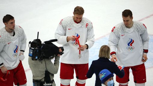 Ruští hokejisté přebírají stříbrné medaile z olympijských her v Pekingu