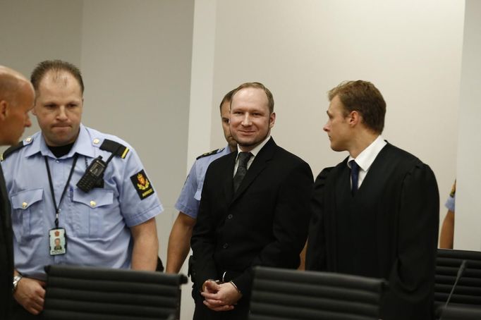 Norwegian mass killer Anders Behring Breivik (C) arrives in the court room at Oslo Courthouse August 24, 2012. The Norwegian court delivers its verdict in the ten-week trial of gunman Breivik on Friday, deciding whether to send the anti-Muslim militant to jail or a mental hospital for the massacre of 77 people last summer. REUTERS/Heiko Junge/NTB Scanpix/Pool (NORWAY - Tags: CRIME LAW) Published: Srp. 24, 2012, 8:05 dop.