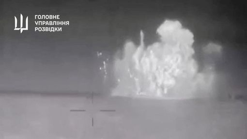 Výbuchy na ruské lodi Sergej Krotov.