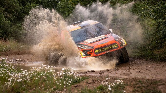 Světový pohár cross country, Rallye Dakar 2017 a občas se svéz v MS v rallye. Martin Porkop má celý rok našlapaný svými projekty. K základním testům využívá bývalý tankodrom nedalo Jihlavy.